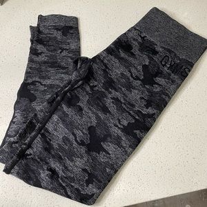 Gymshark black camo size L tights